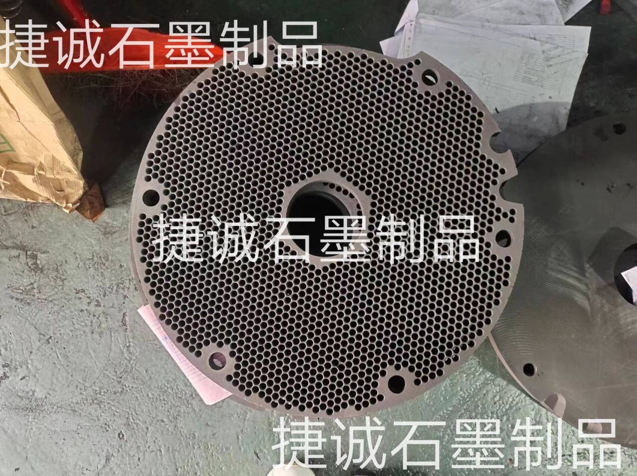 石墨盤，石墨燒結(jié)盤，石墨盤加工，銅管燒結(jié)石墨盤，導(dǎo)熱燒結(jié)石墨盤，鐘罩爐石墨盤，推板爐石墨盤，石墨盤生產(chǎn)廠家